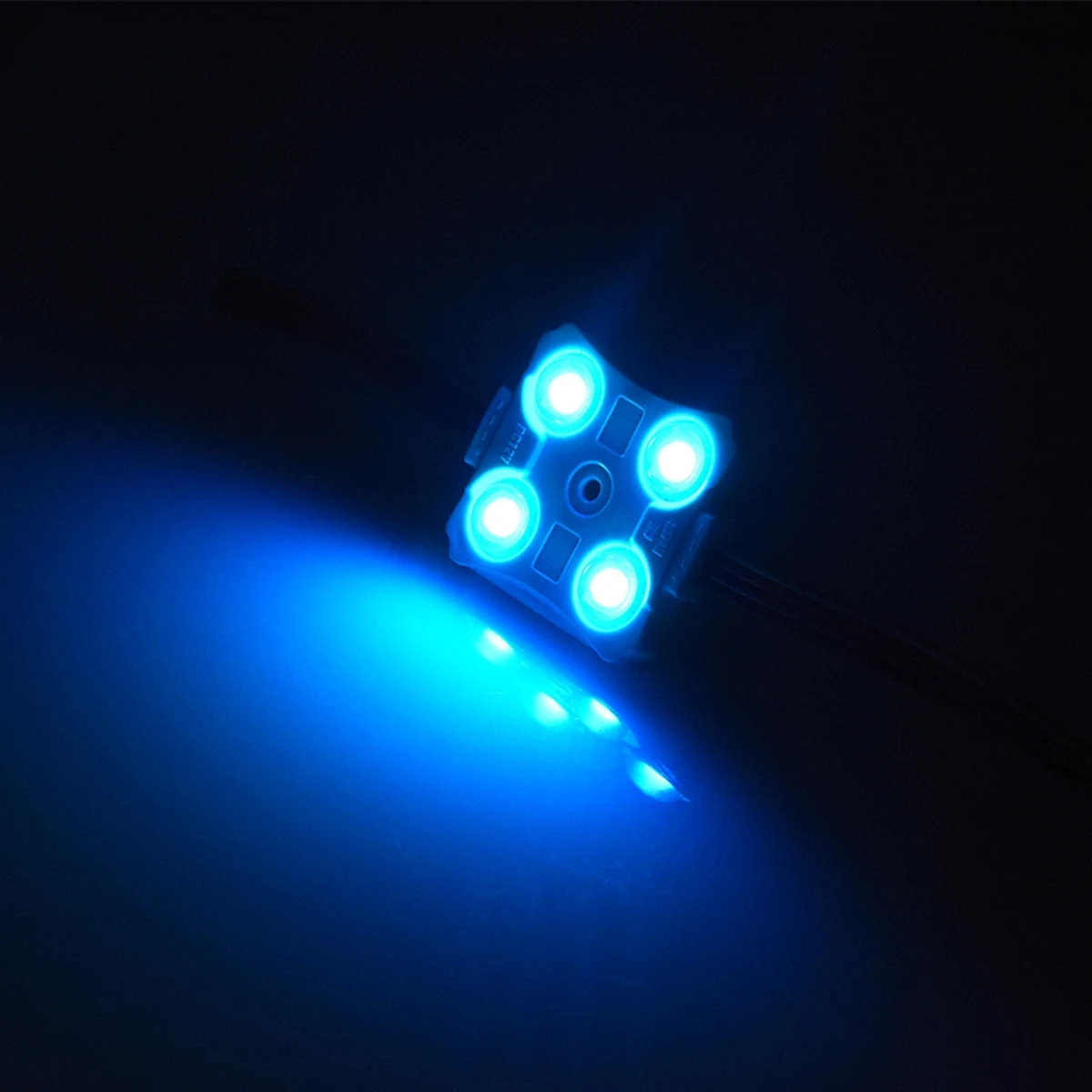 Módulo LED RGB 24V 1,44W con cuatro diodos SMD5050 encendidos en azul para rótulos dinámicos