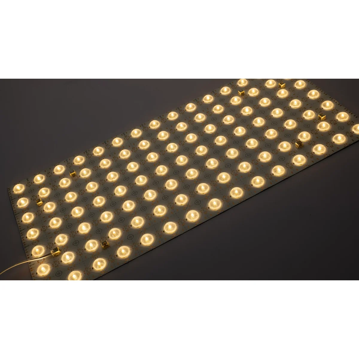 Detalle encendido de lámina LED flexible 24V 21W con lentes 175° para eliminar sombras en cajas de luz