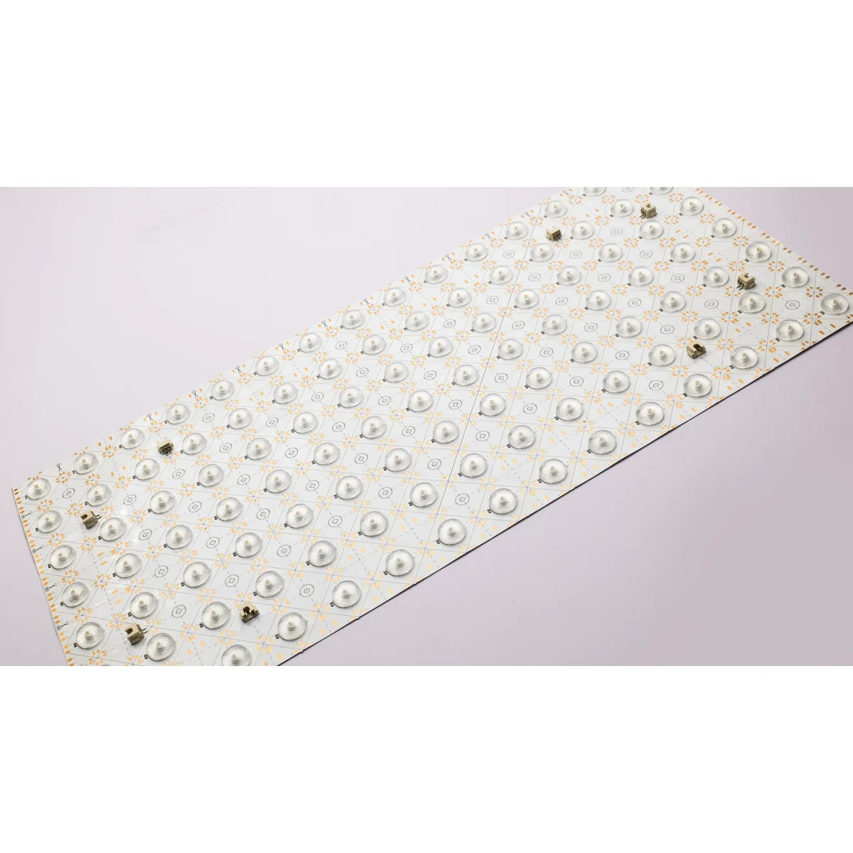 Vista frontal completa de lámina LED flexible 24V 21W de 503 × 235 mm con lentes de apertura 175°