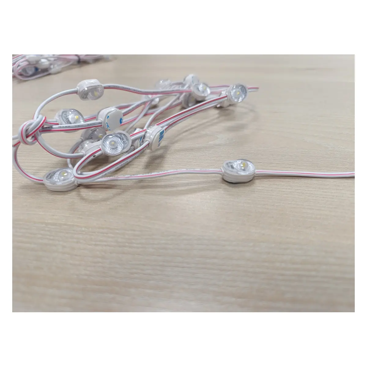 Cadena flexible de módulos LED mini 12V 170 lm/W para distribuir luz en letras pequeñas y formas curvas