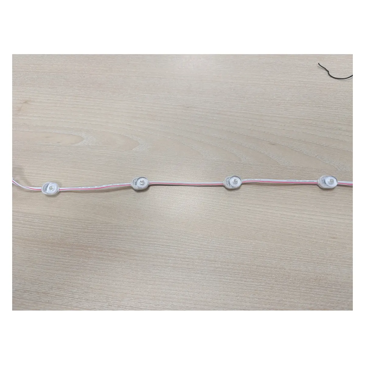 Cuatro módulos LED mini 12V 0,36W alineados en cadena para iluminar trazos estrechos de letras corpóreas