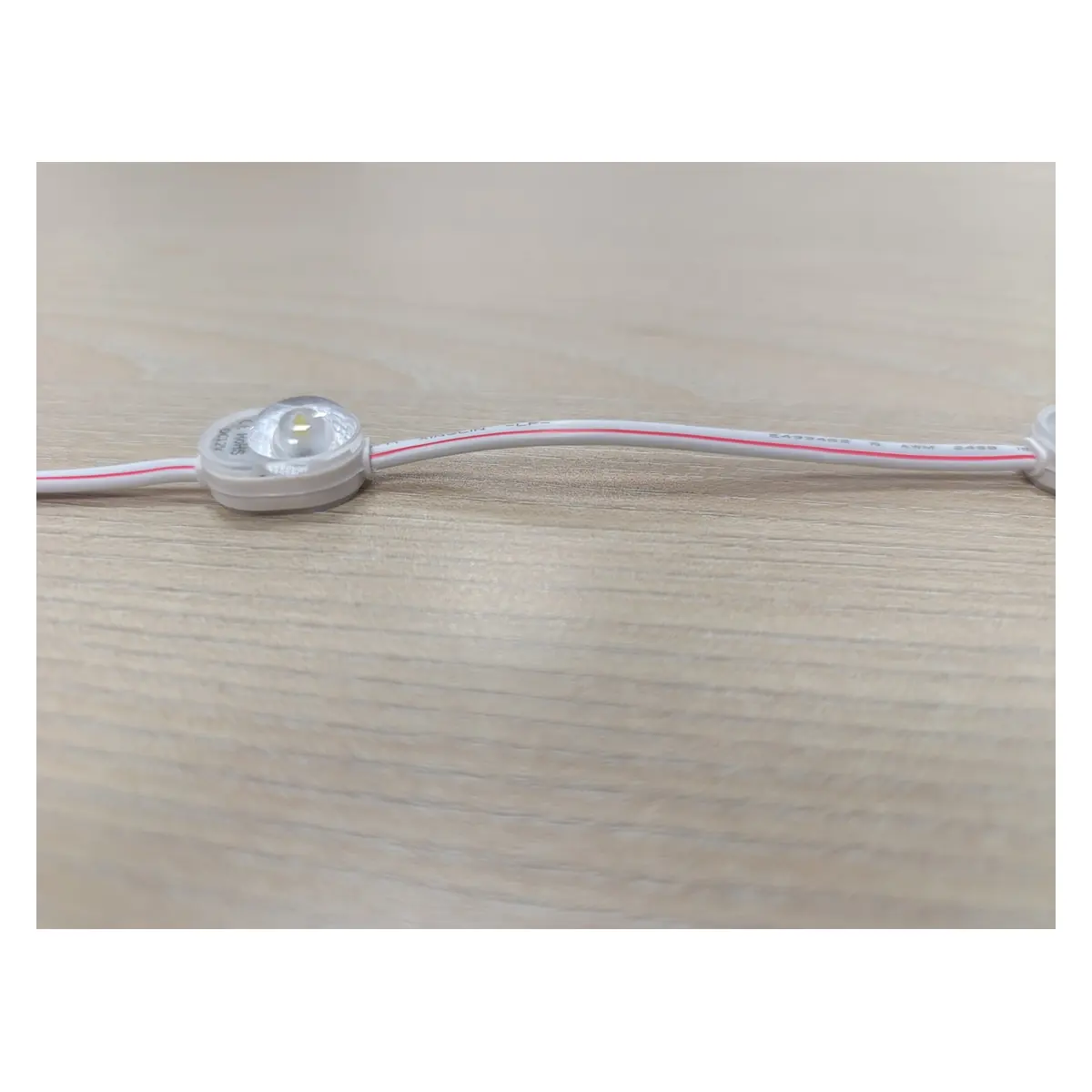 Perfil lateral del módulo LED mini 12V 0,36W mostrando su lente compacta y el cableado de baja tensión