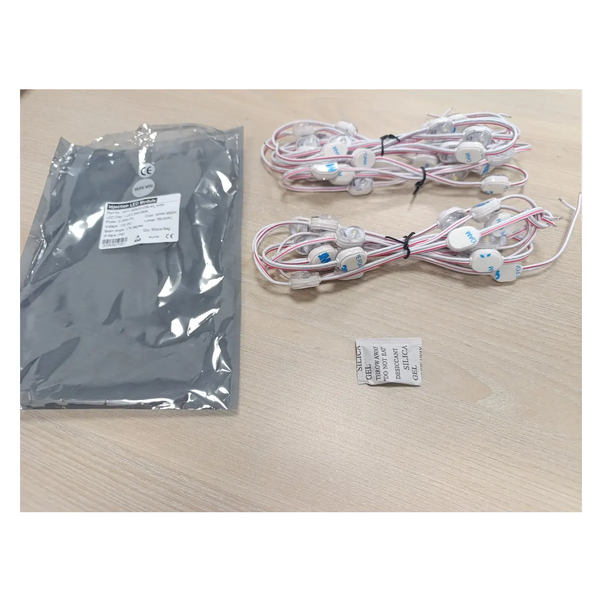 Cadena de módulos LED mini 12V 0,36W junto a su bolsa antiestática para letras corpóreas y espacios reducidos
