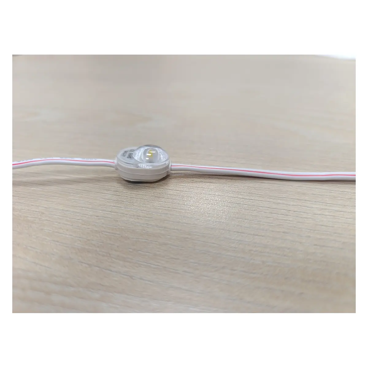 Vista frontal del módulo LED mini 12V con un diodo SMD2835, lente de apertura 175° y encapsulado IP67