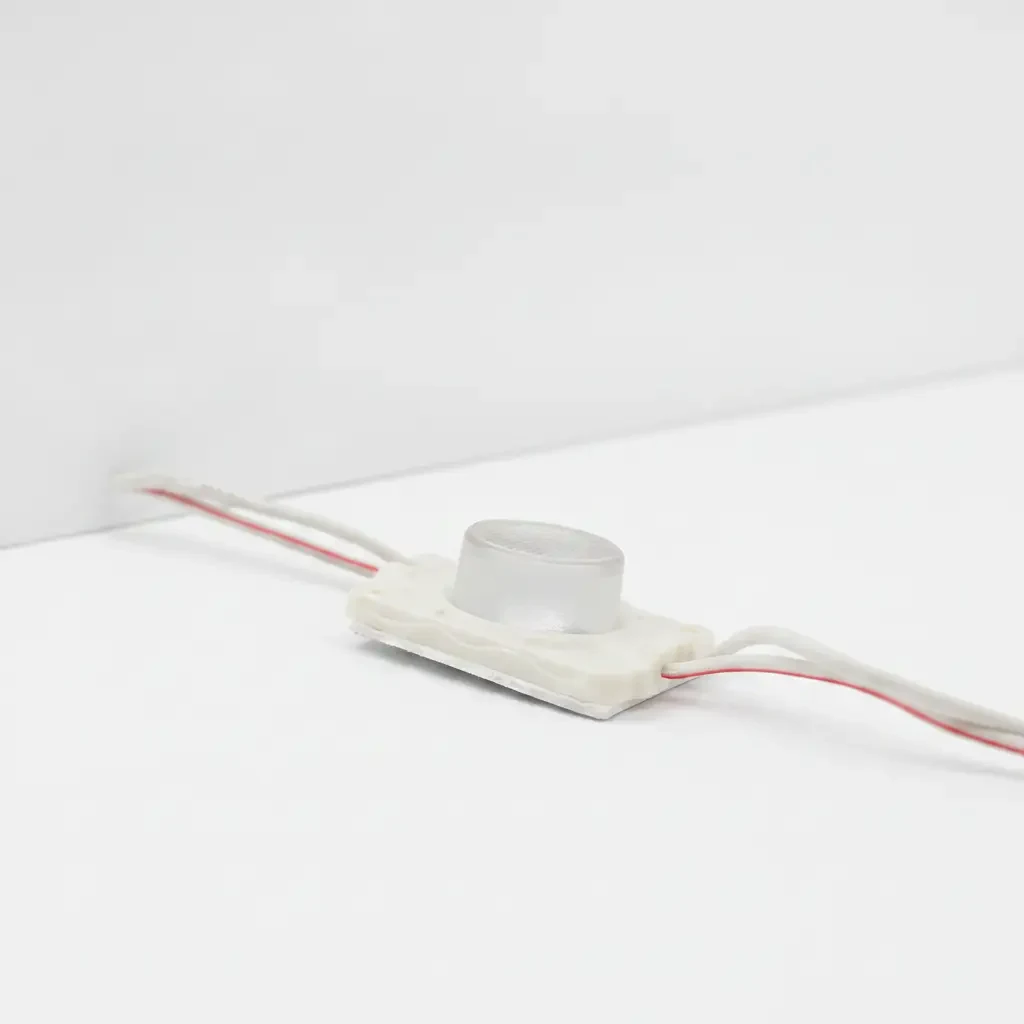 Module LED périmétrique 12V 1,44W à lentille asymétrique IP67 isolé sur fond blanc pour enseignes
