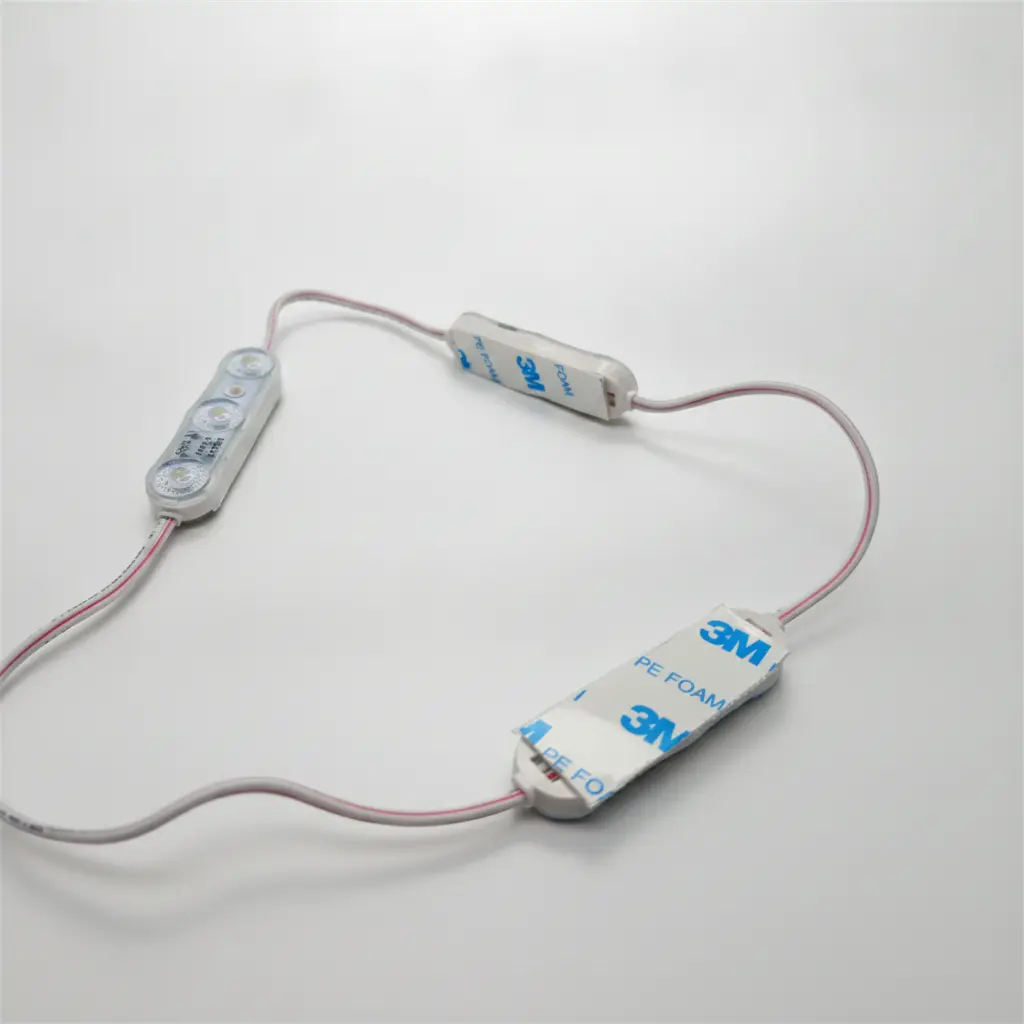 Chaîne de modules LED 12V 1,1W à 3 diodes en perspective avec dos adhésif 3M PE Foam et câblage en série